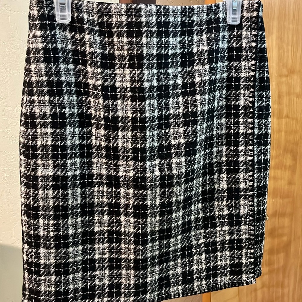 Cute Black/White Faux Wrap Pencil Wool- blend Skirt size 4